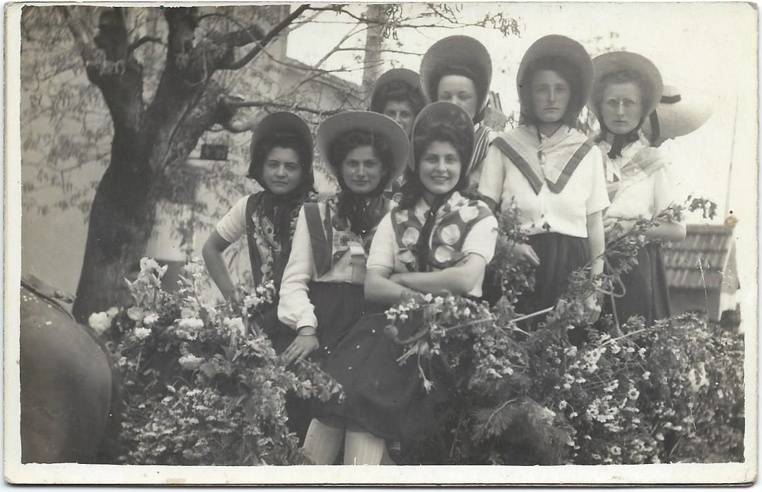 Odette au centre pendant les vendanges