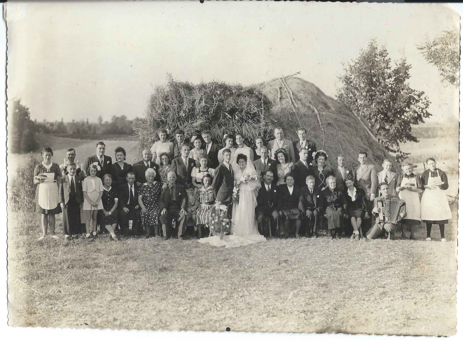 Photo de famille avant la fête, pommes de terre cultivées par Symphorin