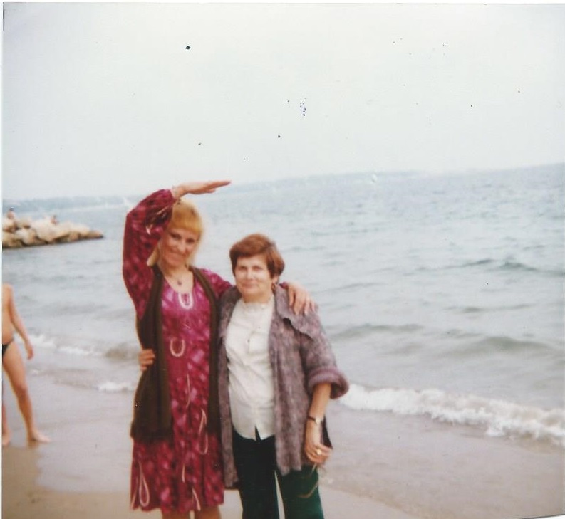 Christiane et Odette à la plage de Golfe-Juan