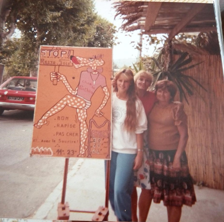 Trois générations devant le restaurant et le panneau Panthère